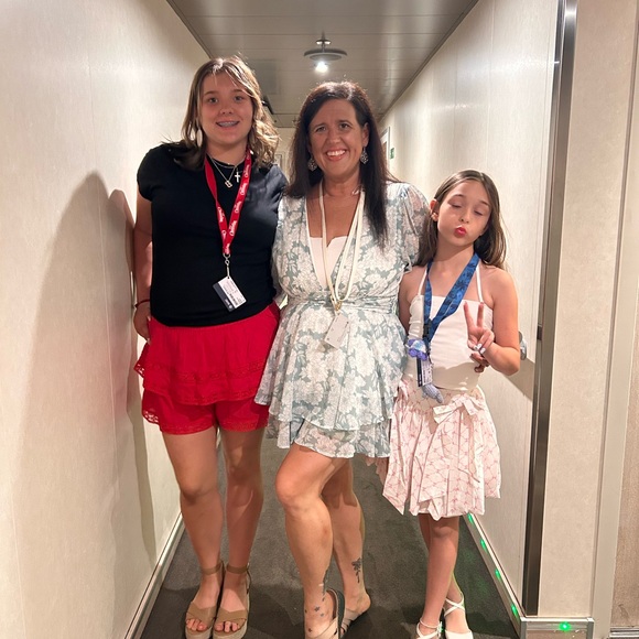 Meet your Posher, Jennifer - Picture 3 of 3